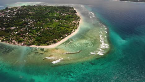 Vista-Aérea-De-Una-Isla-Y-Sus-Arrecifes-Circundantes