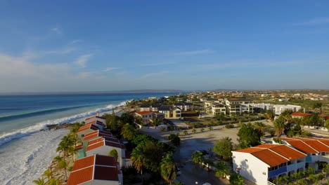 Große-Wellen-Beschädigen-Häuser,-Nachdem-Ein-Hurrikan-An-Der-Küste-Von-Bonaire-Vorbeigezogen-War