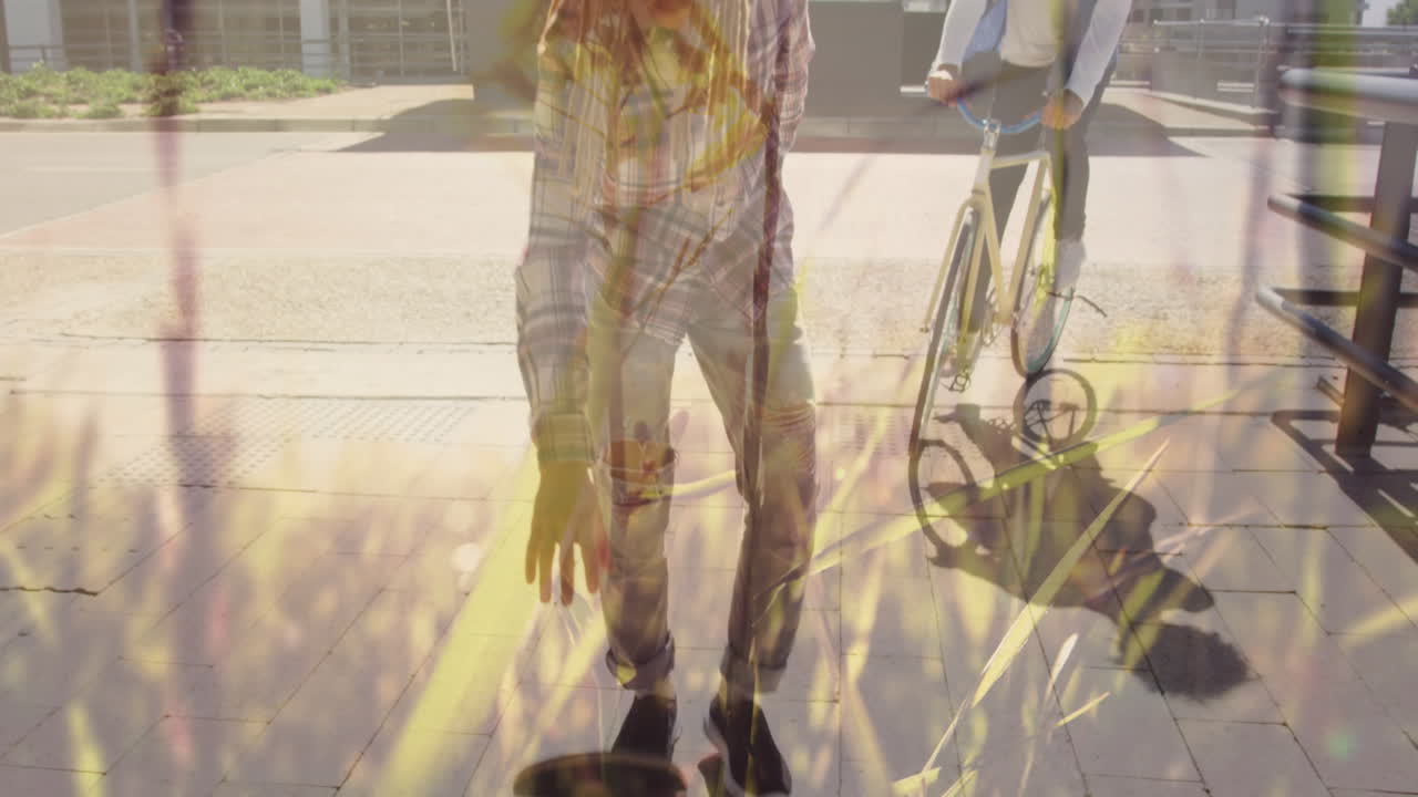 다양한 사람들이 자전거와 스케이트보드를 타고 있는 잔디의 애니메이션