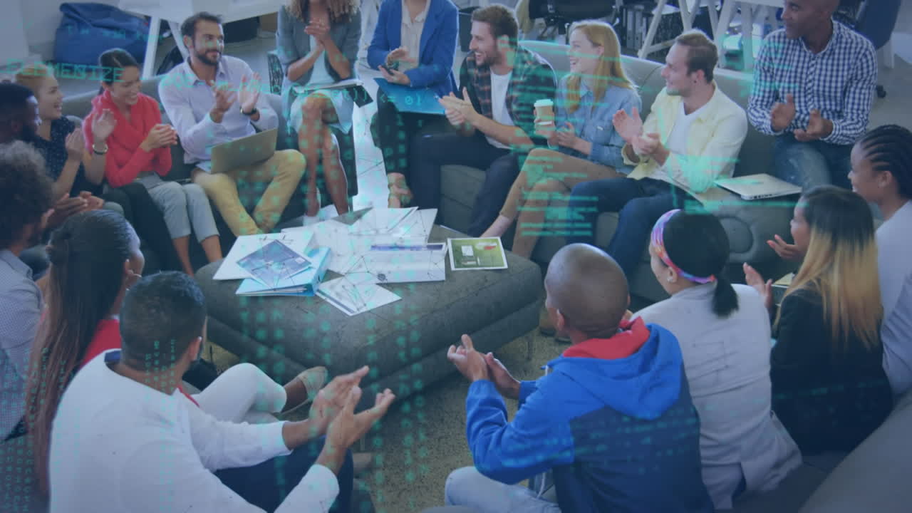 사무실에서 함께 박수를 치는 다양한 사무실 동료들에 대한 데이터 처리