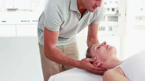 mujer recibiendo masaje de cabeza