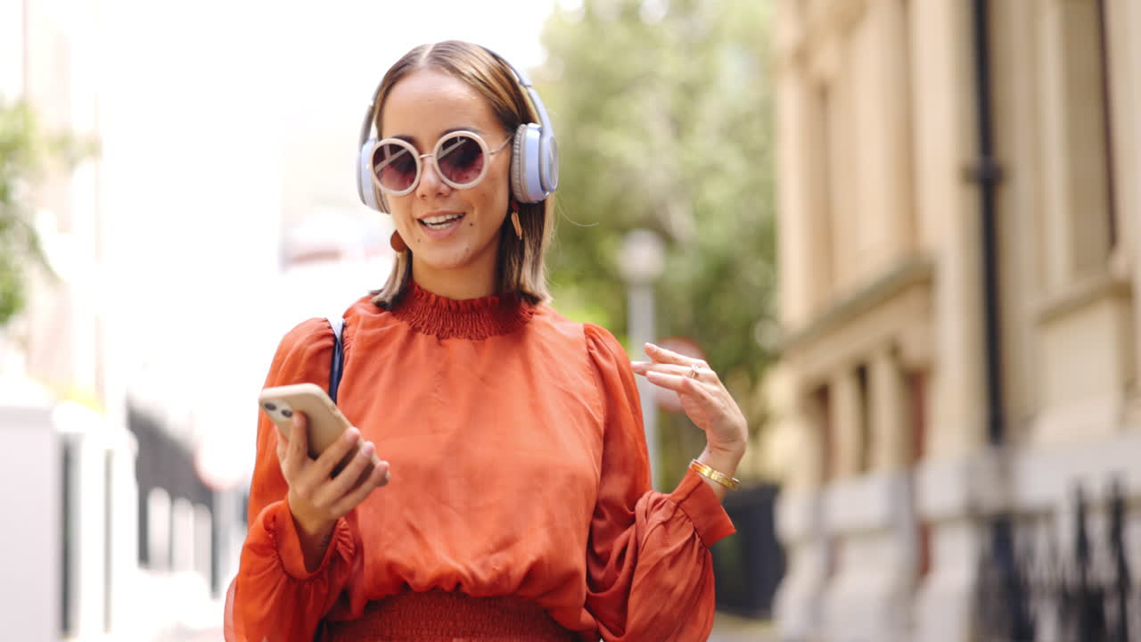 auriculares de música, teléfono y mujer bailando en la ciudad