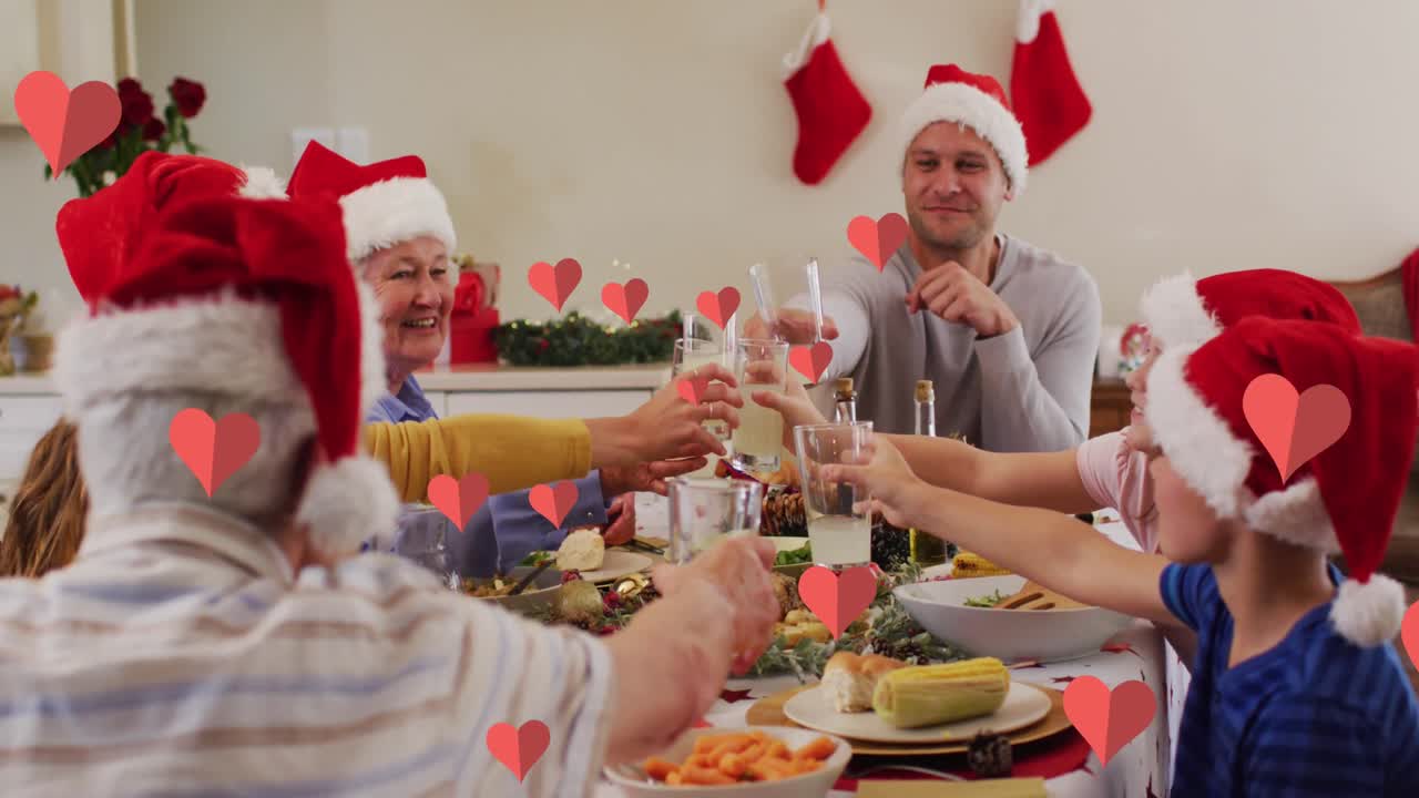 animación de corazones flotando sobre una feliz familia caucásica durante la cena de navidad