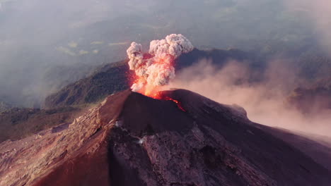 efecto vértigo editado fotografía de erupción de fuego, uno de los volcanes activos de guatemala