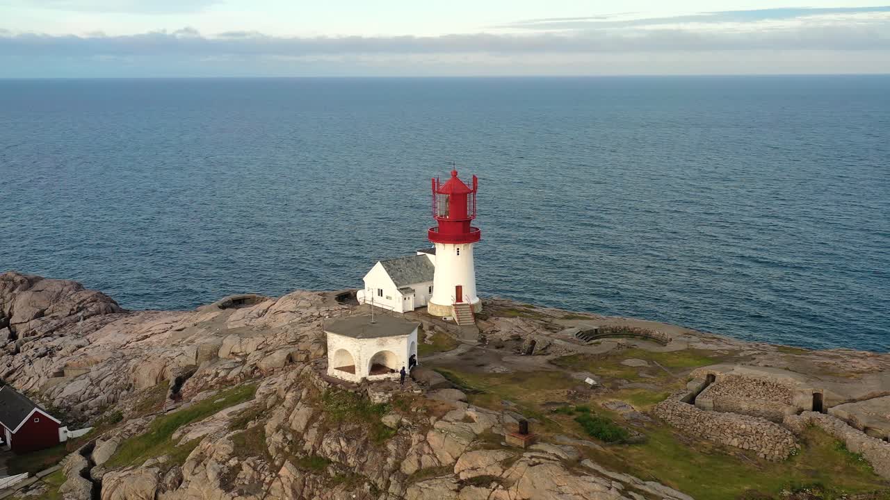 faro costero. el faro de lindesnes es un faro costero en el extremo sur de noruega.