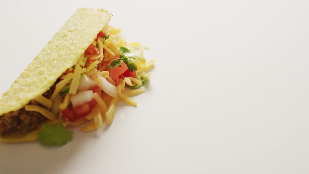 video de tacos recién preparados sobre un fondo blanco