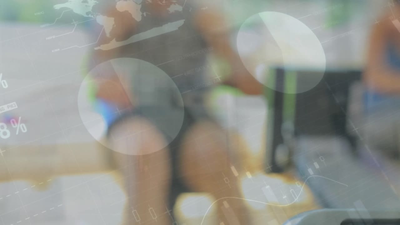 인포그래픽 인터페이스의 애니메이션 백인 남자가 체육관에서 앉아있는 케이블 줄을 하고 있습니다.