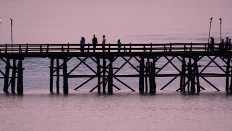 Die-Mon-brücke-Ist-Eine-Alte-Holzbrücke-In-Sangkla,-Thailand