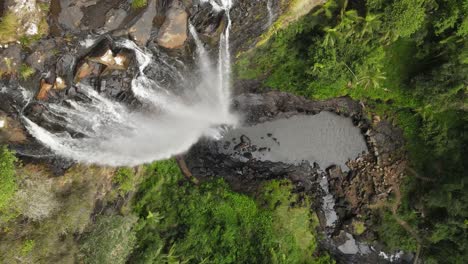 Wasser-Stürzt-über-Eine-Steile-Klippe-In-Ein-Natürliches-Badeloch-Tief-In-Einem-Tropischen-Regenwald