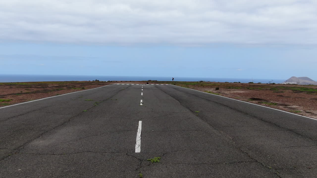 이륙 활주로를 따라 내려가는 비행기의 1인칭 샷