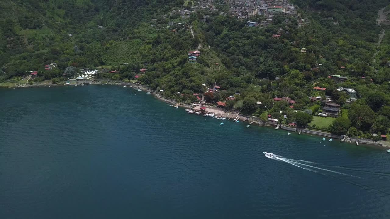 antena: barco en el lago de atitlán en guatemala