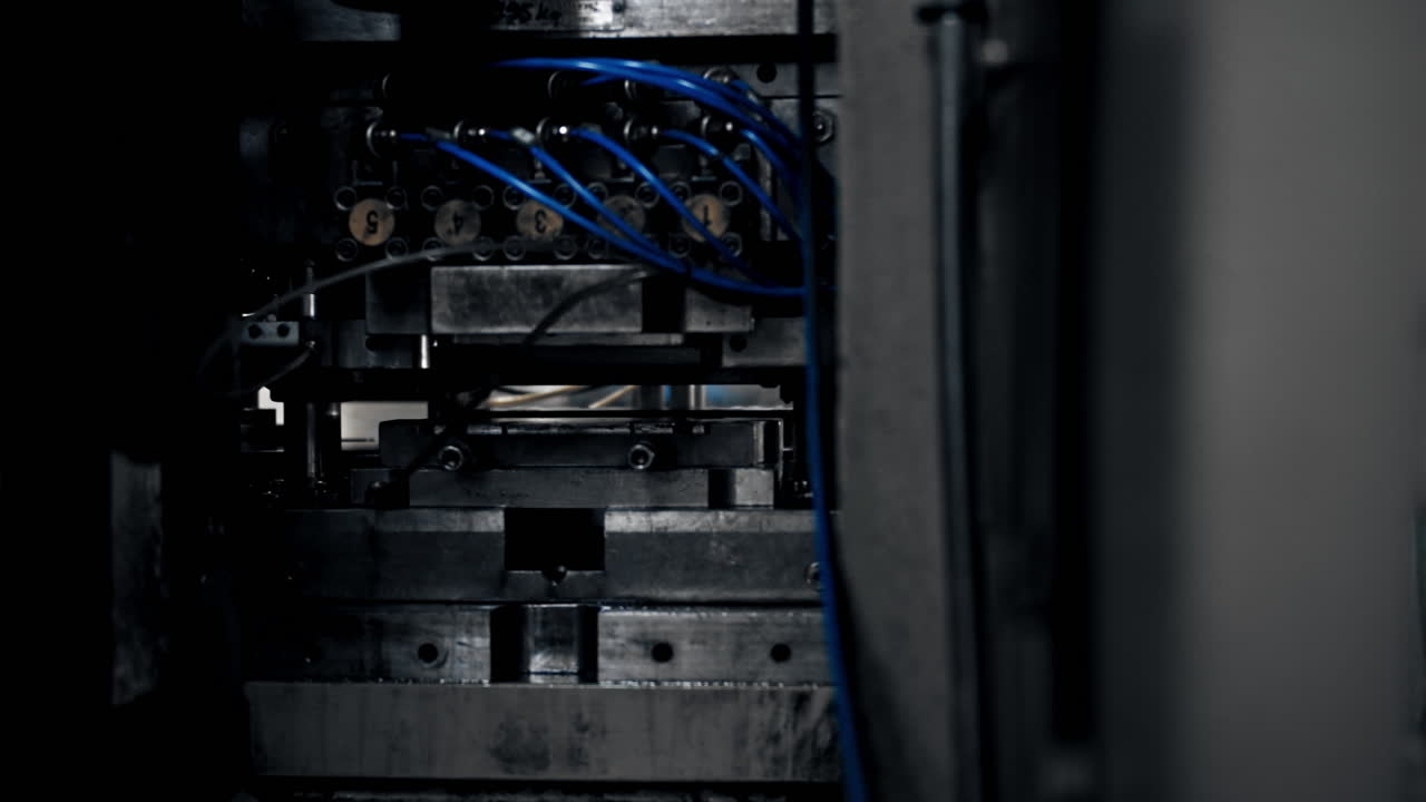 los paneles de acero se transportan en una cinta transportadora de fábrica para la producción de artículos de tecnología avanzada