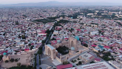 Vista-Aérea-De-La-Mezquita-Y-Mausoleo-Bibi-khanym-En-Samarcanda,-Uzbekistán