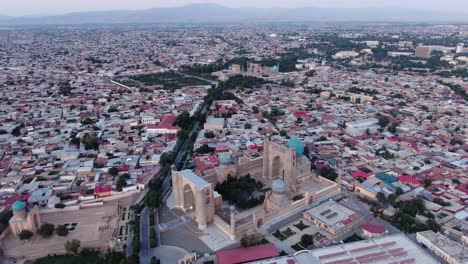 vista aérea de la mezquita y mausoleo bibi-khanym en samarcanda, uzbekistán