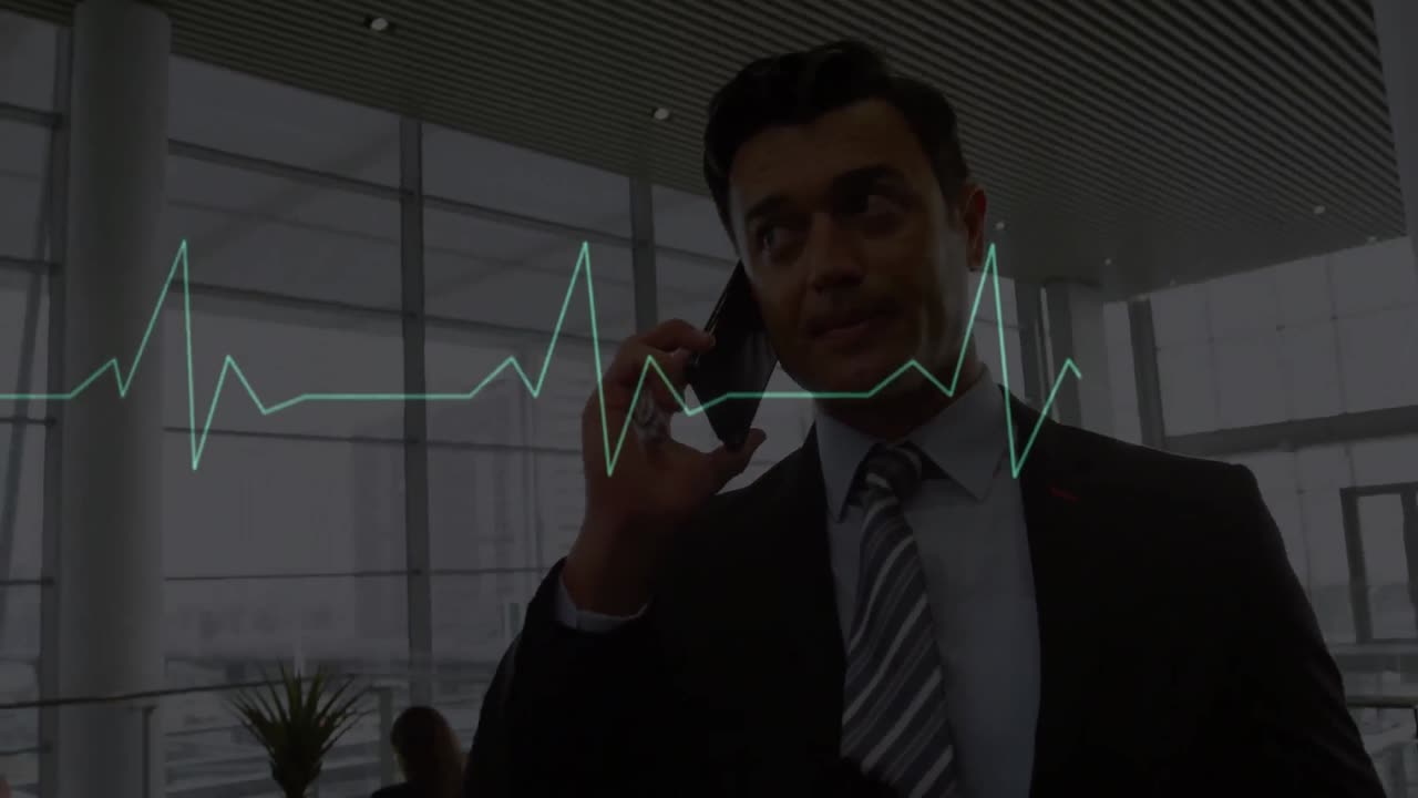 Animazione di ritmo cardiaco in movimento su un uomo d'affari caucasico che parla al cellulare in ufficio.