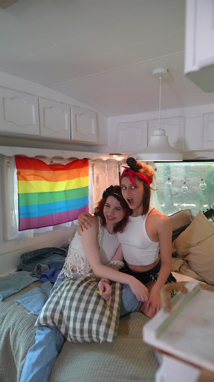 duas mulheres a divertir-se juntos numa caravana.