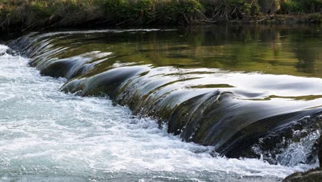 El-Agua-Que-Fluye-Sobre-Las-Rocas-En-El-Río-Wye-En-Bakerwell-En-Peak-District-National-Park,-Reino-Unido