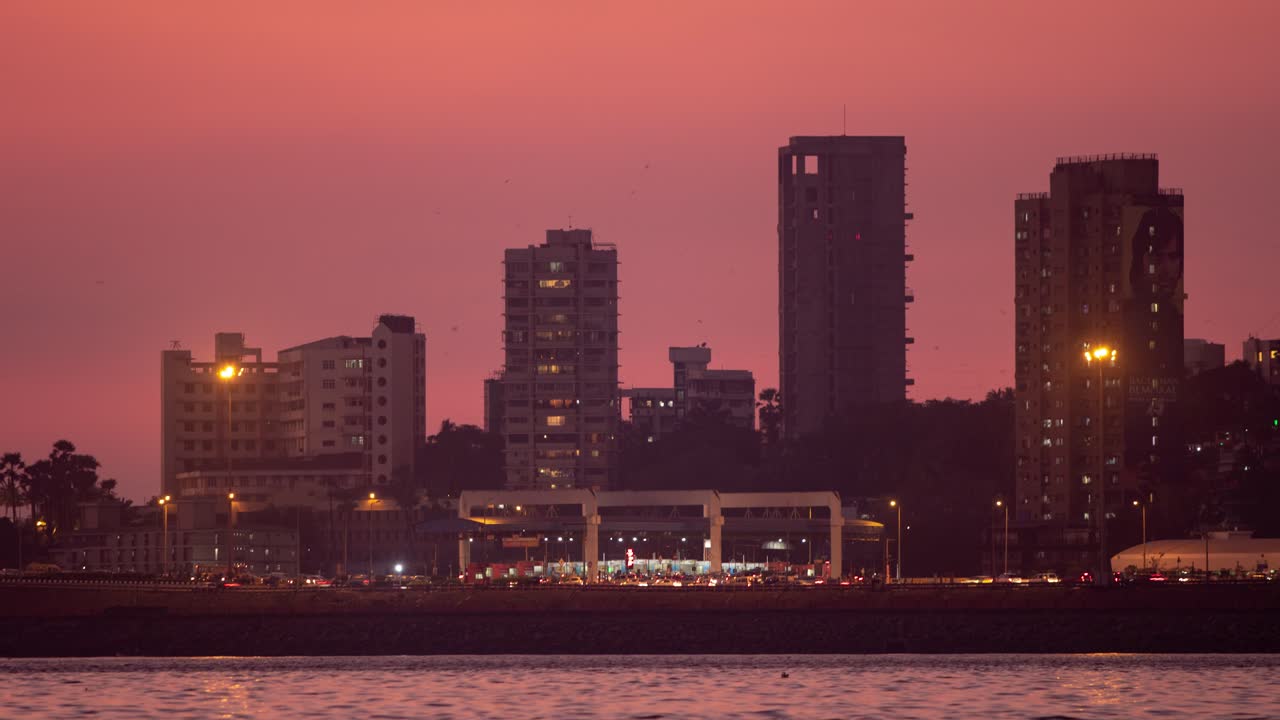 timelapse del gran edificio de oficinas frente al mar moderno mumbai