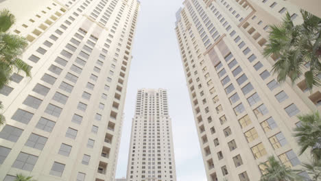 ciudad de dubai con edificios y arquitectura futurista