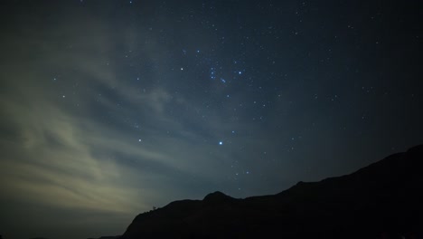 Bewegung-Der-Sterne-Am-Winterhimmel,-Aufgenommen-Im-Zeitraffer-Mit-Langer-Belichtungszeit