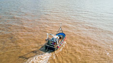 Kleines-Bemanntes-Fischtrawler-Bootsschiff,-Das-Hineinsegelt