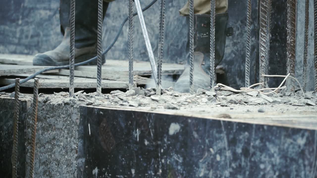 잭햄머로 철거 작업