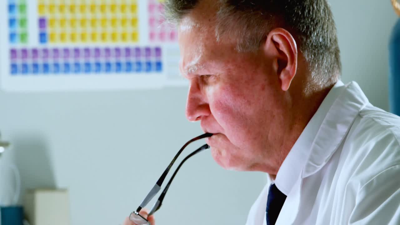 4k 데스크에 노트북을 사용하는 남성 과학자