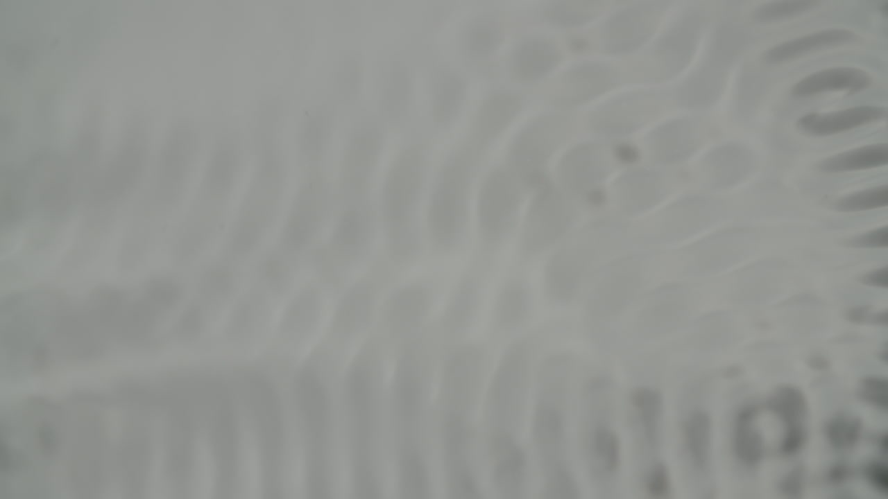 사이매틱 패턴을 형성하고 빛을 반사하는 물