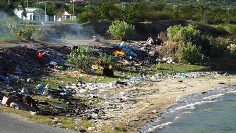 Recolección-Y-Quema-De-Basura-Junto-A-La-Playa,-Lo-Que-Provoca-La-Degradación-Del-Medio-Ambiente