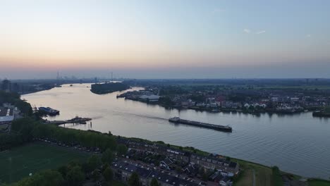 Kinderdijk-Gelassenheit:-Drohnen-Flussfahrt-Im-Morgengrauen