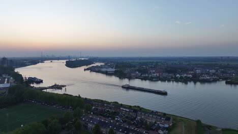 la serenidad de kinderdijk: viaje por el río al amanecer