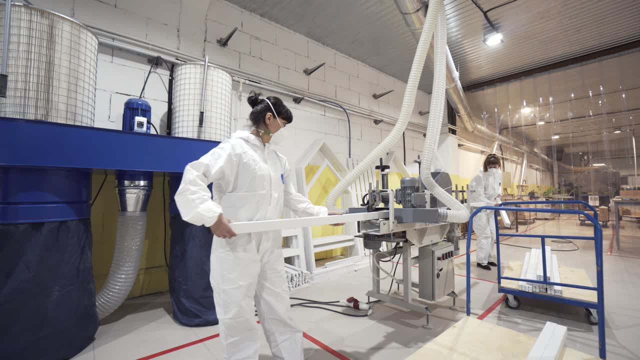 trabajadores de la fábrica que manipulan y procesan materiales en una línea de producción