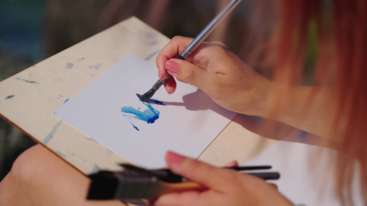 mujer pintando acuarela