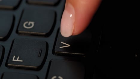 presionando el botón v en el teclado negro