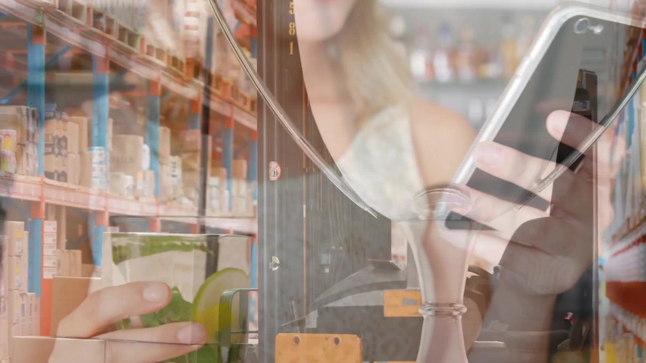 Animación de mujer caucásica usando un smartphone sobre un almacén