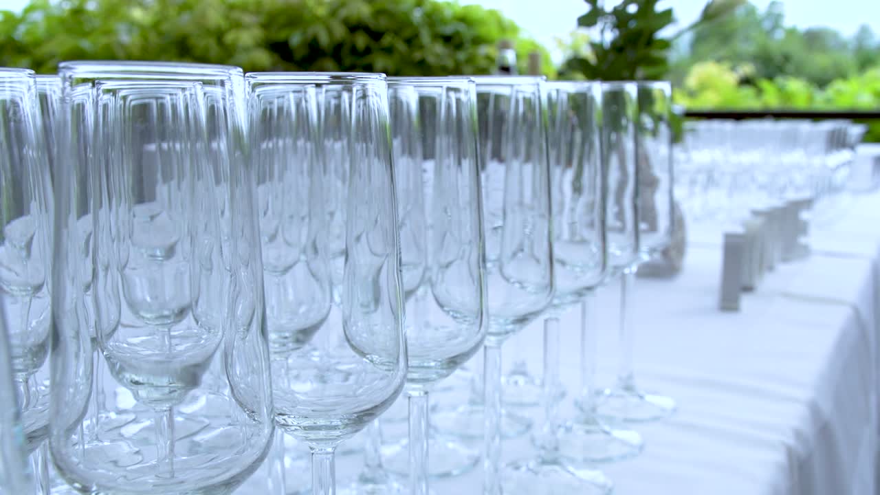 Tavolo coperto da una fila di bicchieri da champagne