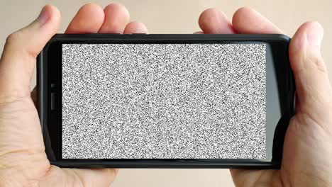 problema social. teléfono inteligente con pantalla ruidosa en las manos. concepto de adicción a los teléfonos inteligentes, manía de los aparatos. listo para editar. bucle