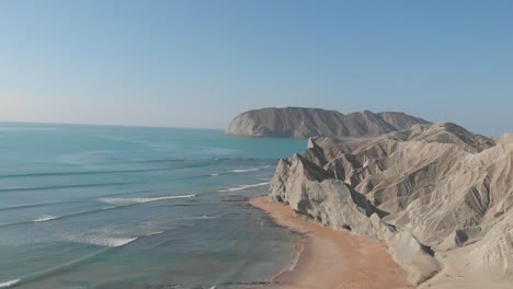 toma aérea de drones de la playa de jiwani