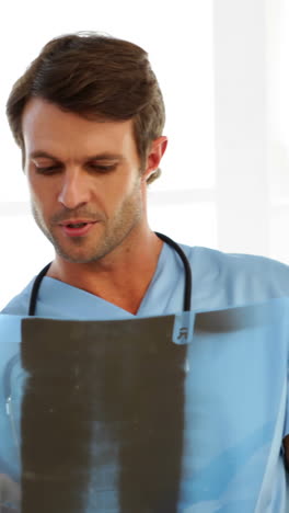 equipo médico serio mirando las radiografías
