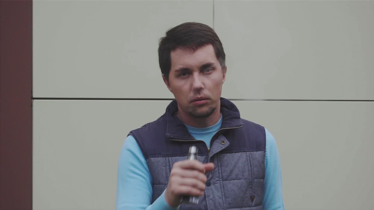 야외에서 담배를 피우는 사람