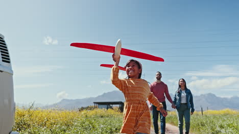 niña, padres y al aire libre para el avión
