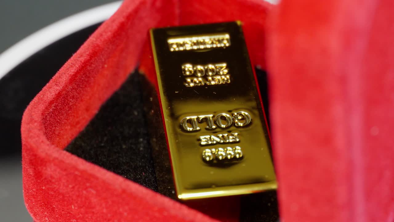 은 보석 상자는 회전하여 내부에 200g의 순금 바를 드러내고, 빛은 인쇄 된 표면에 반사됩니다.