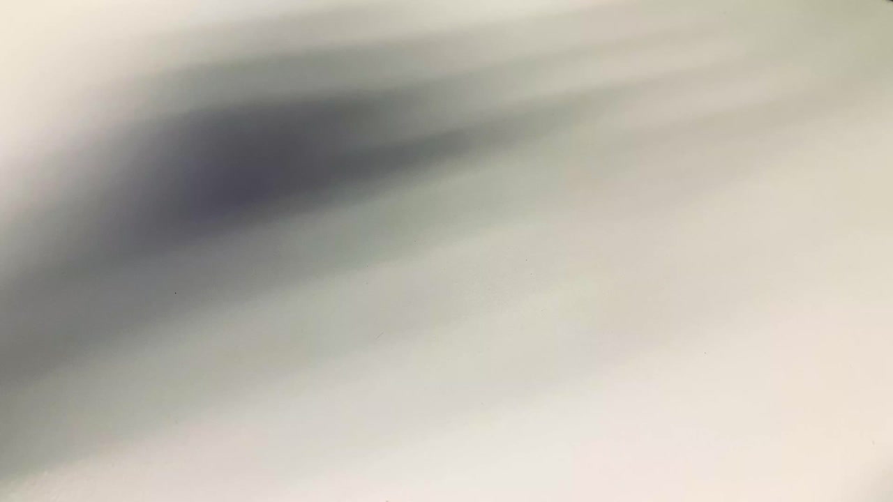 테이블 위에 가위를 놓고