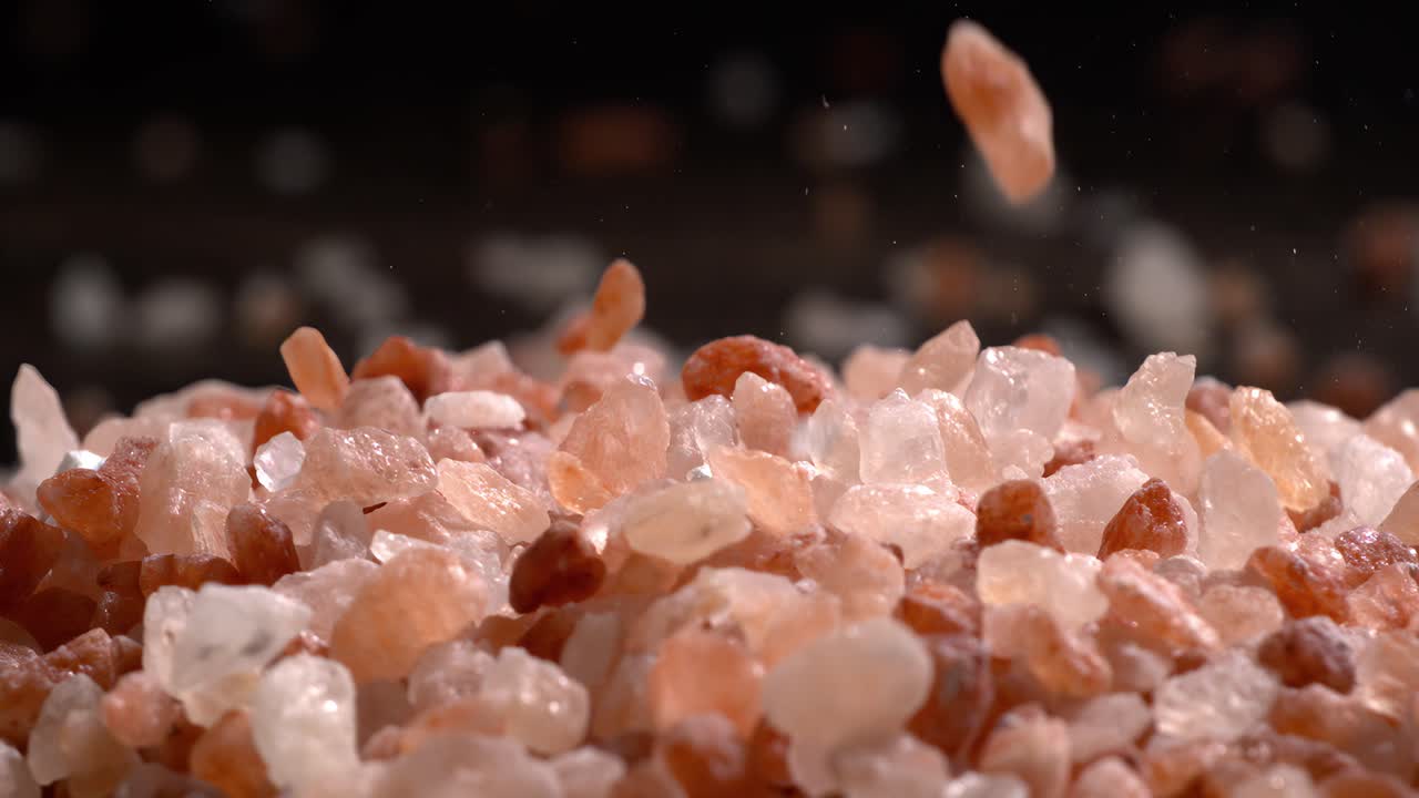 Sale rosa dell'Himalaya al rallentatore, condimento minerale naturale per cucina salutare e idee spa. Super slow motion 1500 fps
