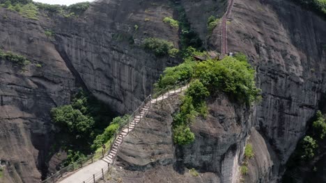 Pasos-De-Senderismo-Sobre-La-Cresta-Rocosa-De-La-Montaña,-Montaña-Bajiaozhai-Shan,-China,-Antena