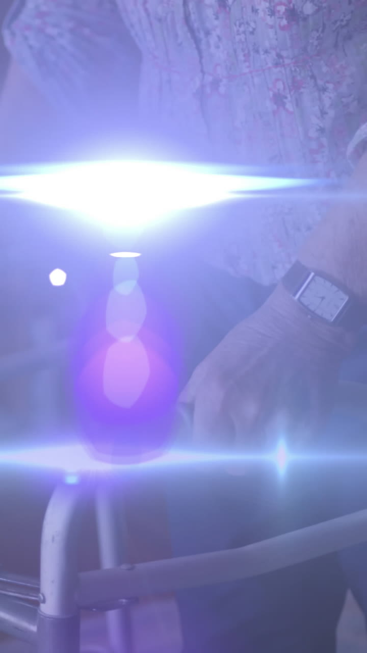 animación de la luz que se mueve sobre la sección media de una mujer caucásica mayor usando un marco para caminar