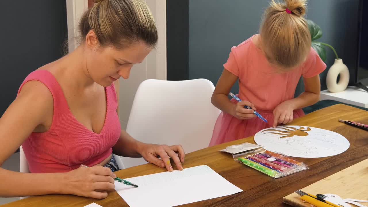 madre e hija dibujando juntos en casa
