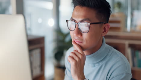 Man-at-computer,-glasses-and-reflection