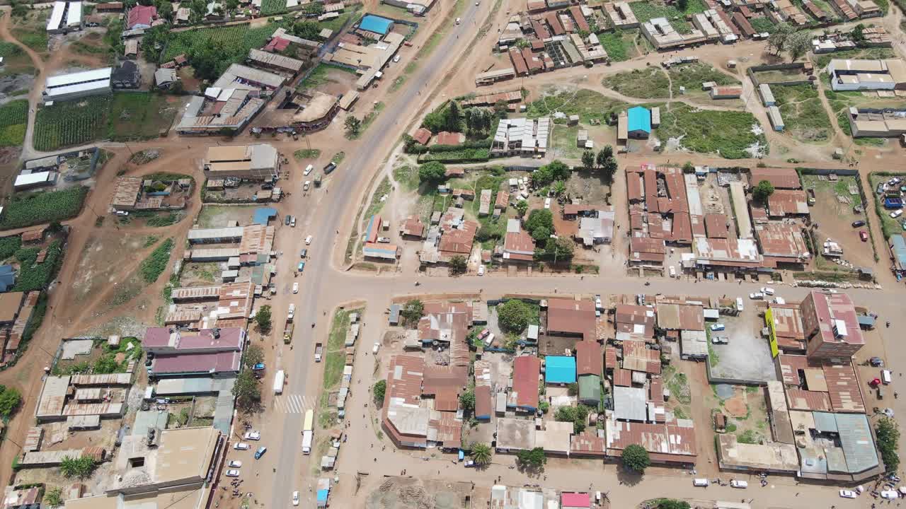 Panorama di un villaggio africano in via di sviluppo, Loitokitok, Kenya, vista aerea dall'alto