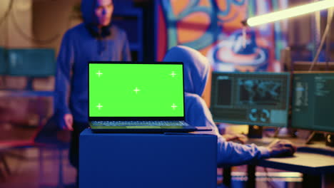 portátil de pantalla verde en el búnker
